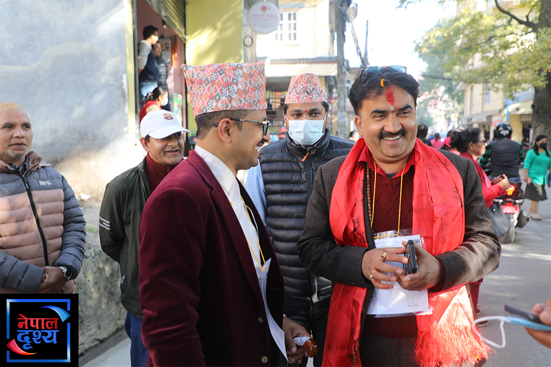 मतदान केन्द्रको निरिक्षण र भ्रमणमा मधुसुधन पाठक 'सितेबा' र रामहरि अधिकारी